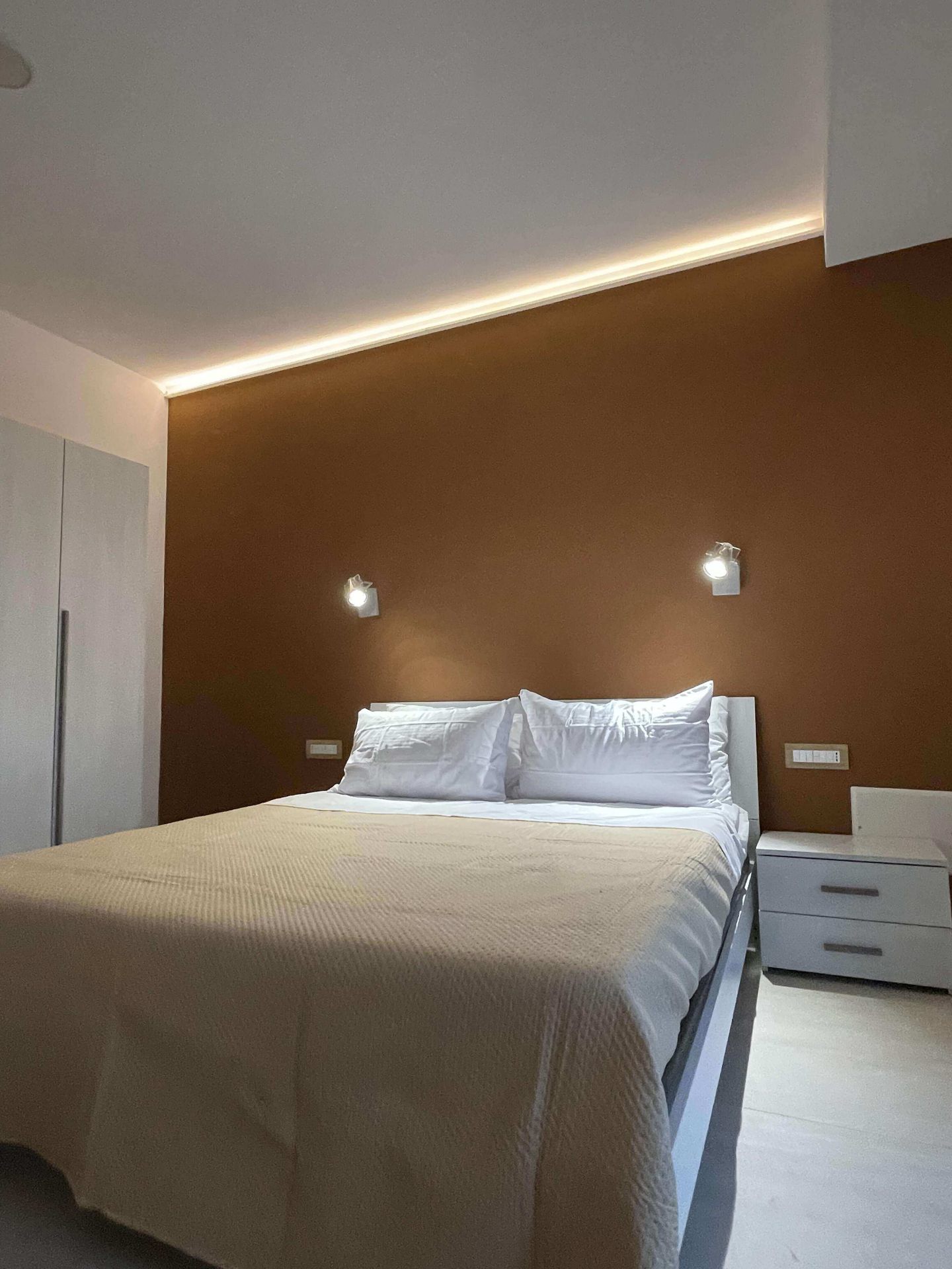 Una camera con letto matrimoniale