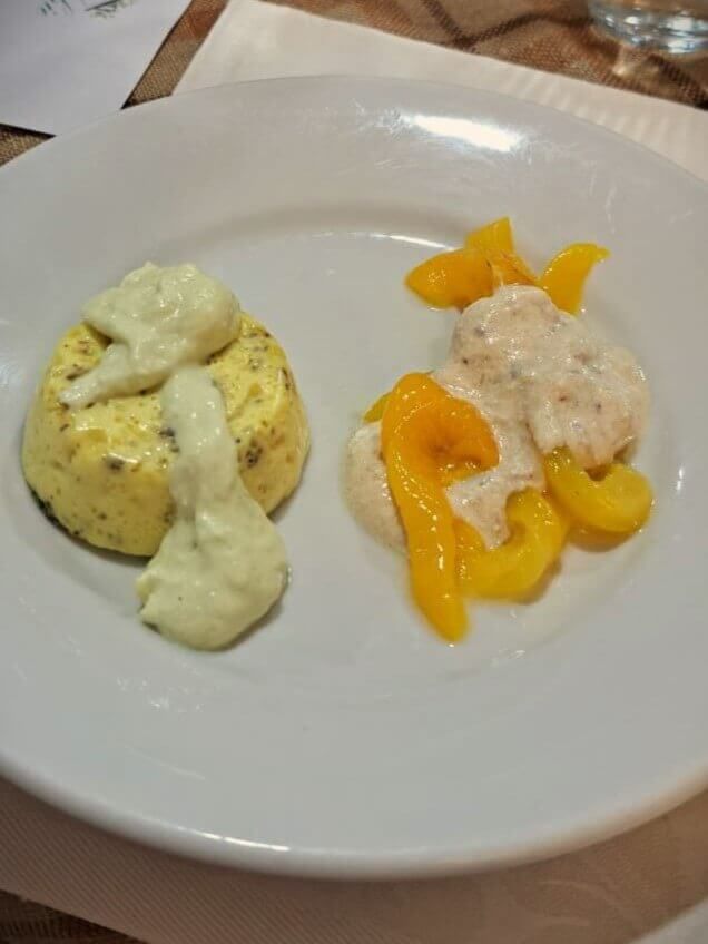 Un dolce al piatto con pesche