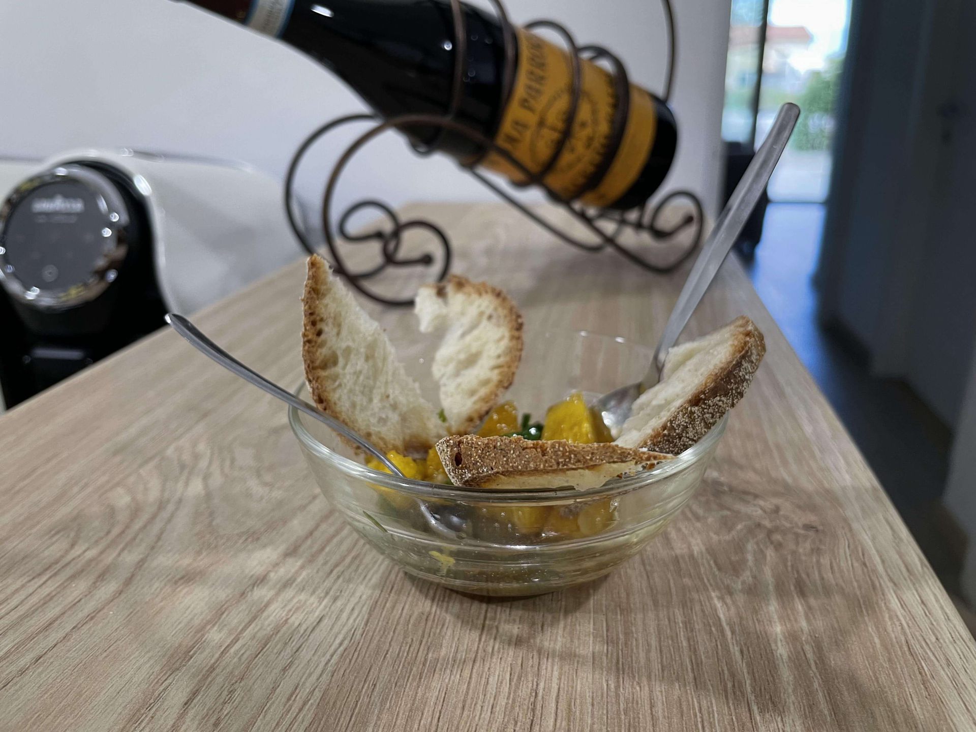 Un piatto dell’home restaurant con pane e vino