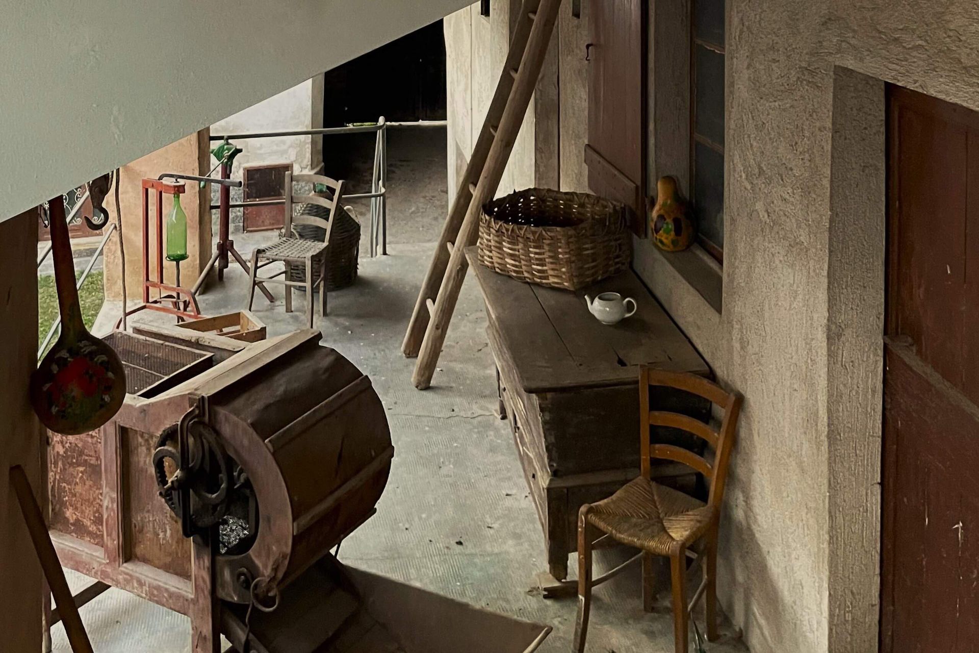 Vecchi attrezzi agricoli sotto il portico