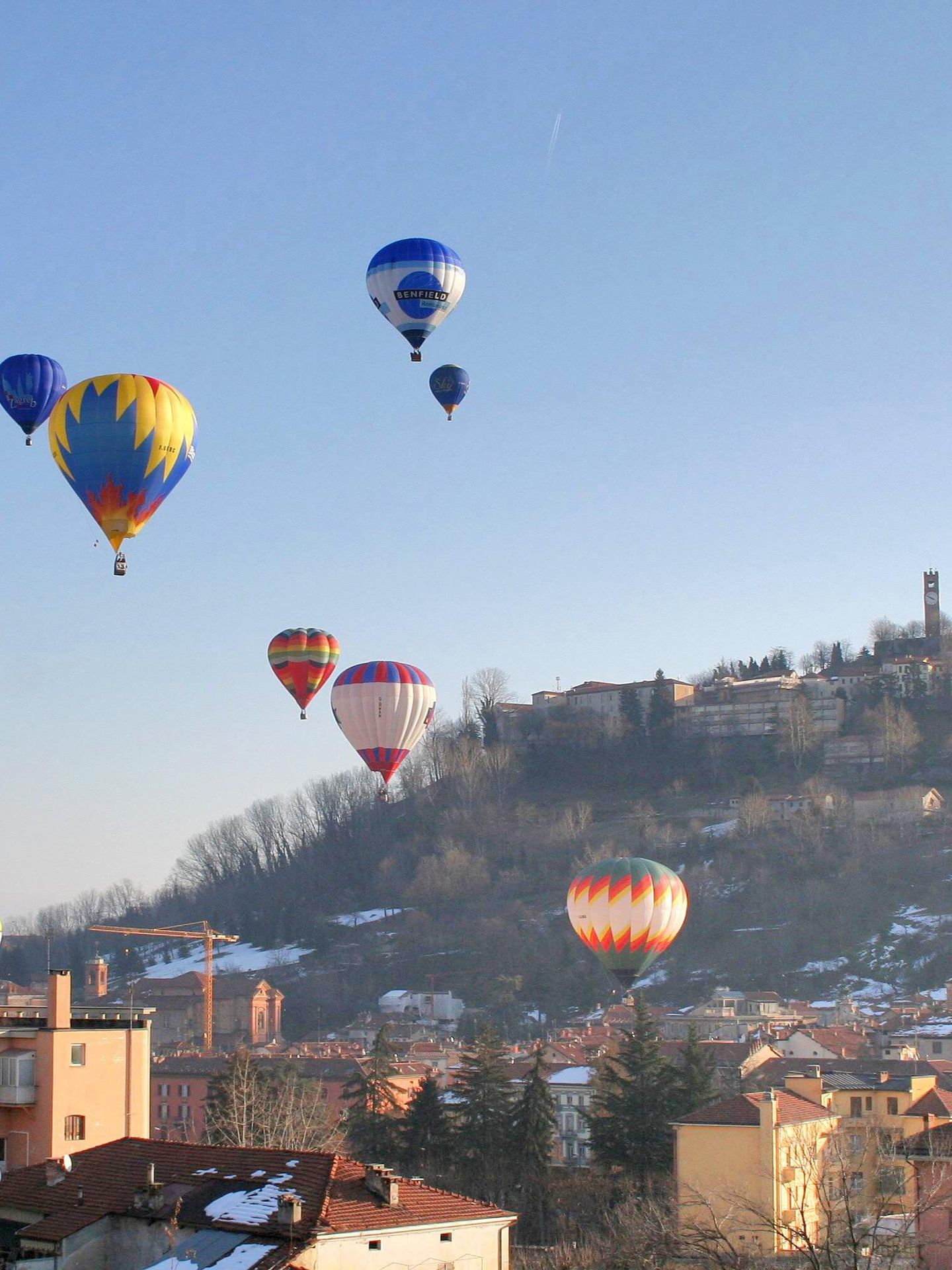 Mongolfiere in volo sopra il paese